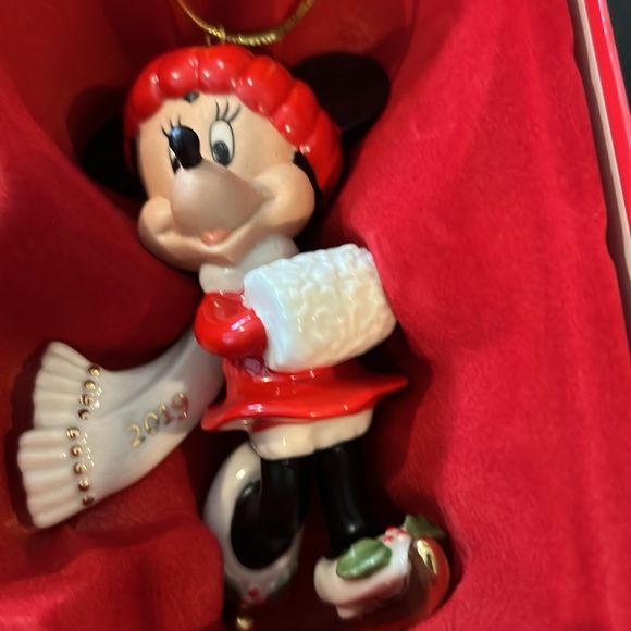 Lenix, Disney, 2019 annual Minnie mouse, skating ornament, Skate away, Minnie - Picture 2 of 8